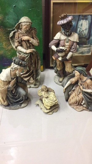A collection Giuseppe Armani figurines.