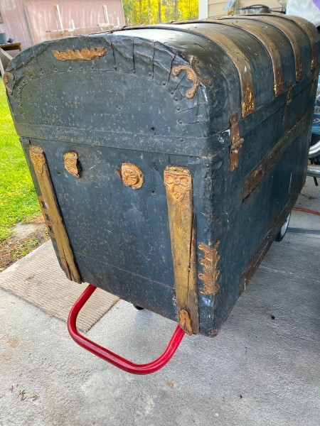 An old steamer trunk.