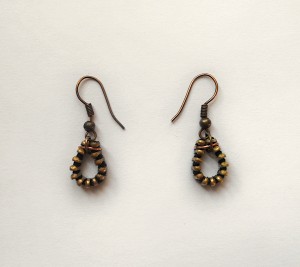 The finished zipper earrings.