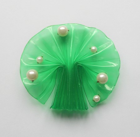 Adding pearl beads to the tree.