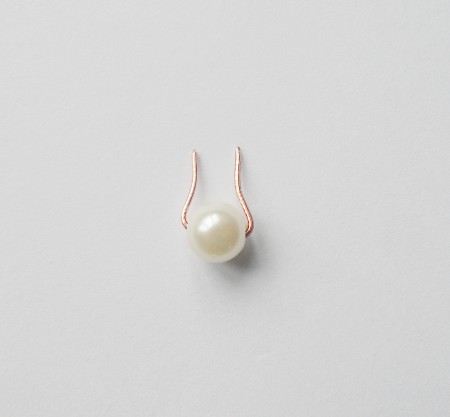 Adding pearls with wire to the plastic.