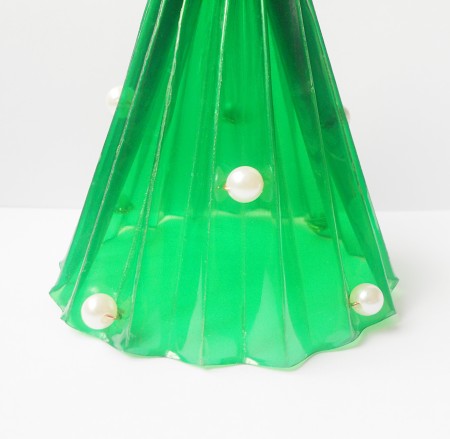 Adding pearls with wire to the plastic.