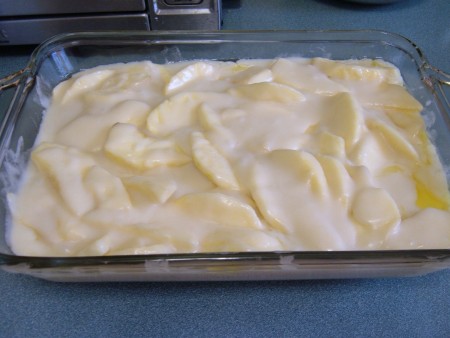 Pouring mixture over the apples.