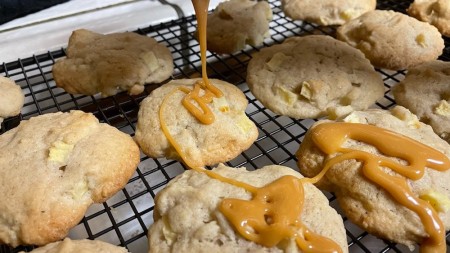Drizzling the caramel over the cookies.