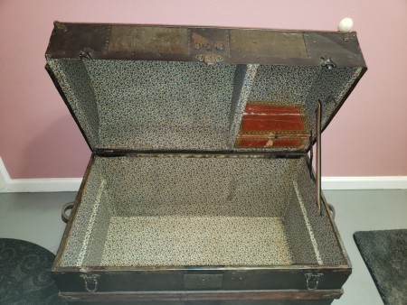 An old trunk with the lid open.