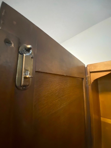 A close up of the latch.