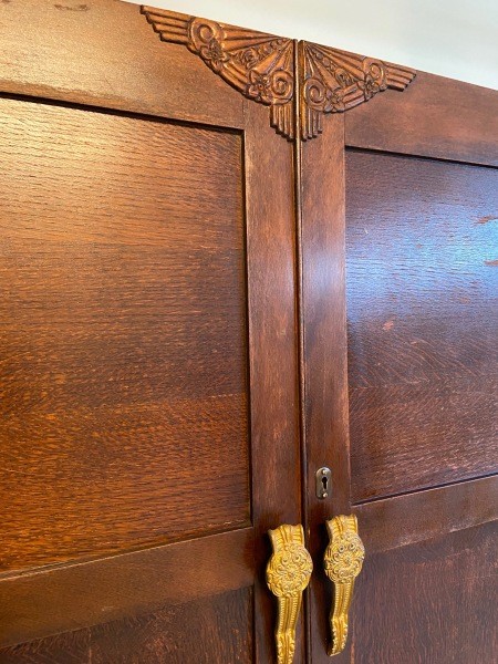 The close up of the wardrobe's doors.