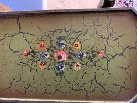 The painted top of the tray.