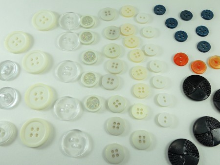 Colored buttons to make snowmen.