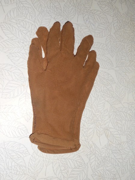 The completed dusting gloves.