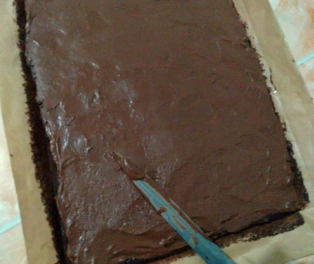 Adding the ganache to the cake.