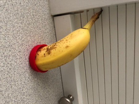 The cut banana stored on a red lid.