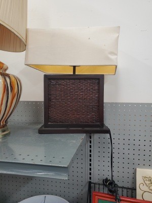A retangular table lamp.