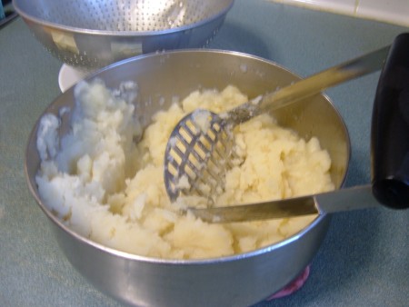 The mashed potatoes in a pan.