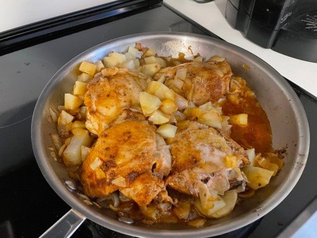 The finished pan of gedempte chicken.