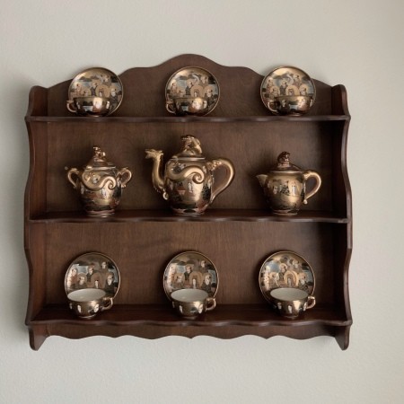 A tea set with cups, sugar creamer and teapot.