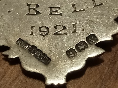 A close up of the markings on the medal.