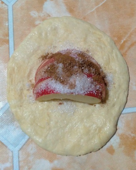 Adding sugar and spices to the apples.