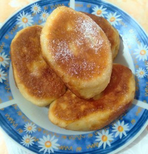 A plate of Ukrainian hand pies.