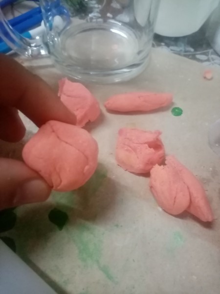 Making gum paste petals.
