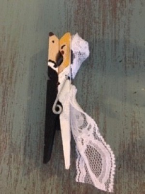 The completed newlywed clothespin magnet.