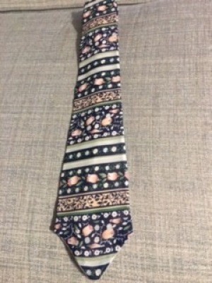 The completed men's tie.