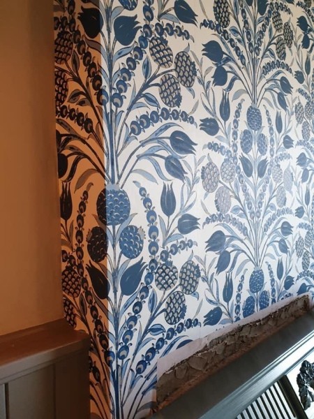 Blue decorative wallpaper.