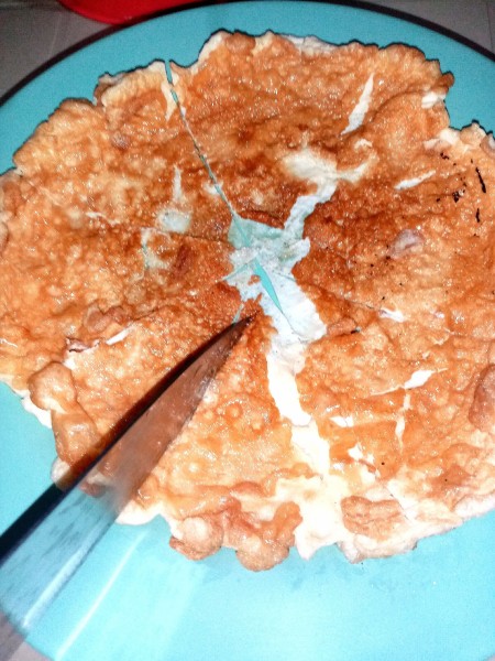 Cutting the scrambled eggs in sections.