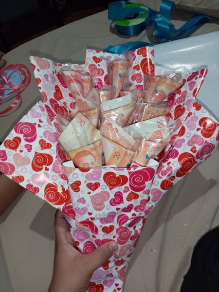 The finished money bouquet.