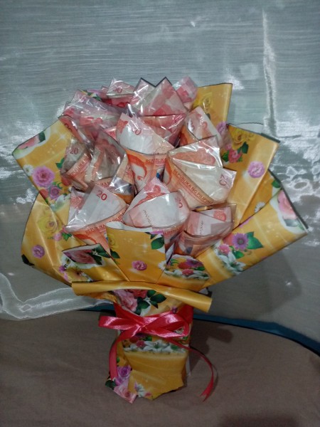 The finished money bouquet.