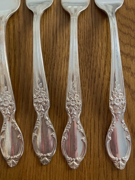Close up of the cutlery.