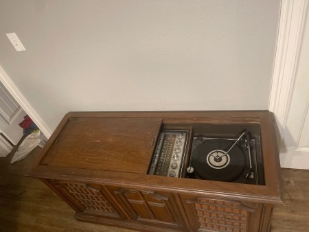 Top view of a vintage Magnavox record player.