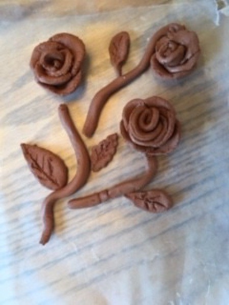 Decorative roses made of plaster of Paris.