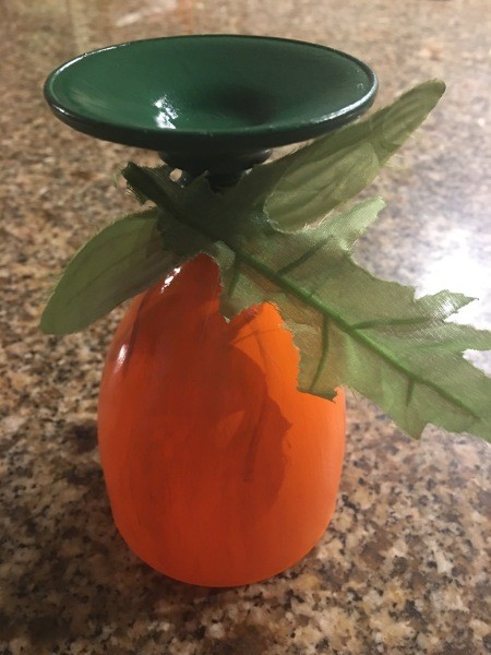 The finished pumpkin candle holder.