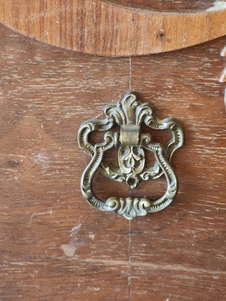 The drawer pull on a dressing table.