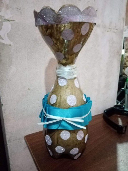 Adding dots and ribbon to the vase.