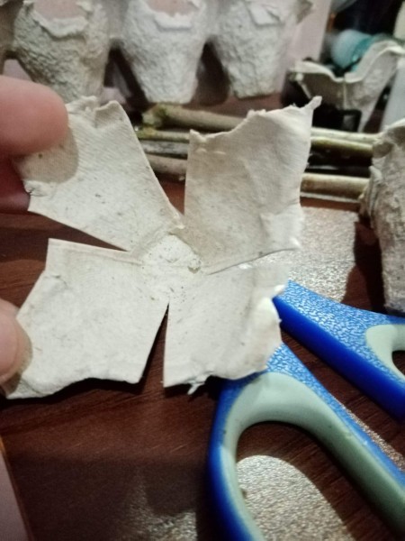Cutting the section to resemble a flower.