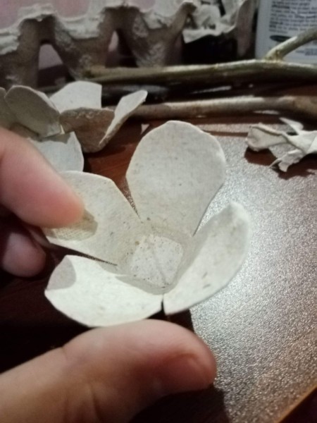 Cutting the section to resemble a flower.