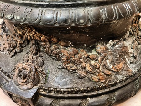 Close up on the base of the lamp.