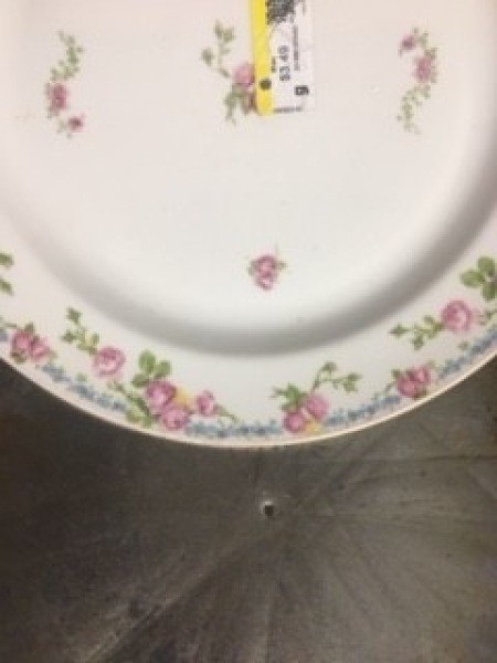 The decorative plate attached to the round pan.