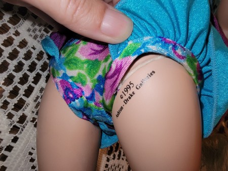 The marking on the upper leg of a doll?