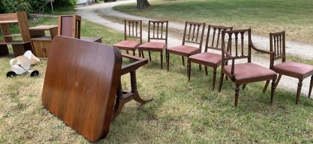 A dining table with 6 chairs.
